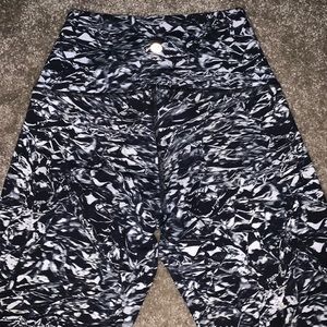 B&W watercolor lululemon leggings size 4